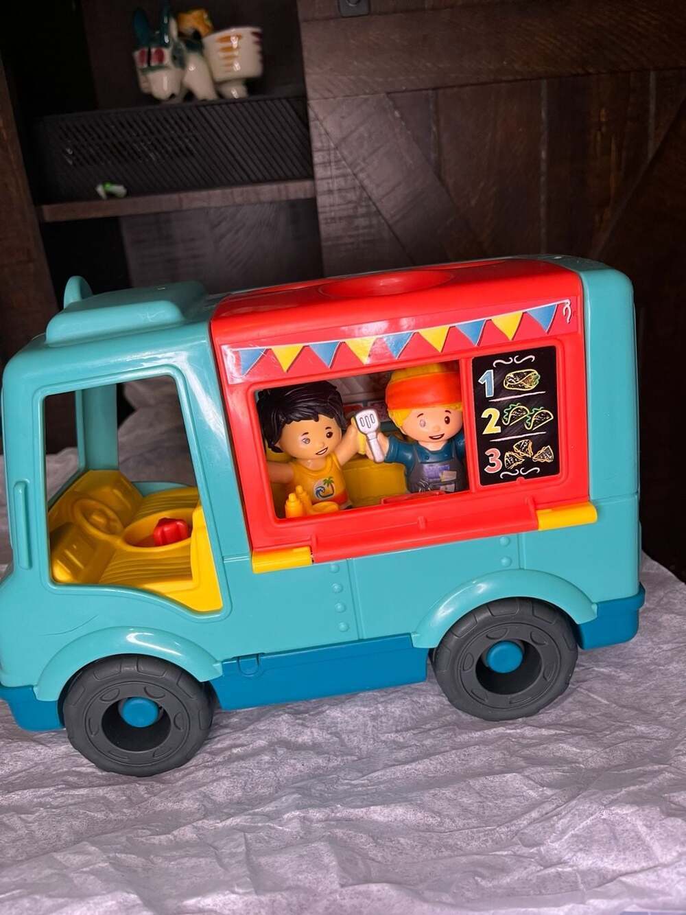Fisher-Price Little People Serve It Up Food Truck Musical Toy with 2 Figures - Picture 7 of 8